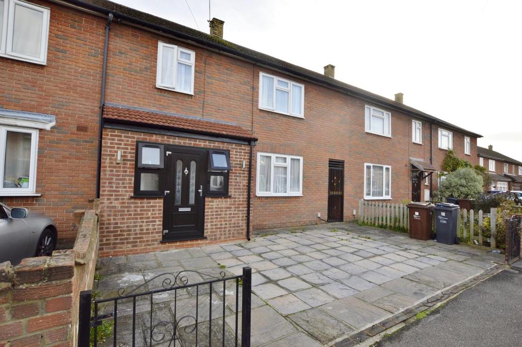 Marston Avenue, Dagenham, RM10 4 bed house £1,900 pcm (£438 pw)