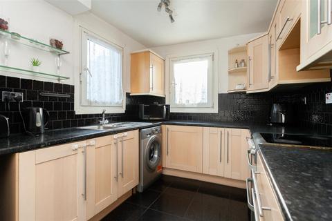 3 bedroom flat for sale, Gales Gardens, London, E2