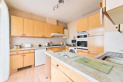 105 Meadow Walk, Epsom, KT19 0BB