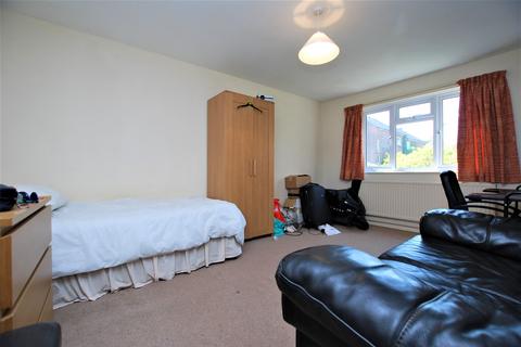 4 bedroom semi-detached house to rent - Coriander Crescent, Guildford, Surrey, GU2