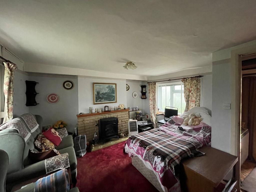 1 The Mead, Ilchester, Yeovil... 2 bed detached house £220,000