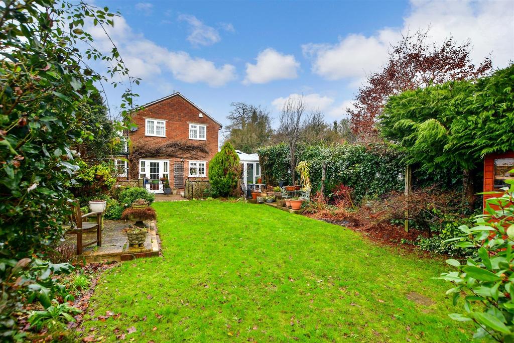 Harvest Ridge, Leybourne, Kent 3 bed detached house £525,000