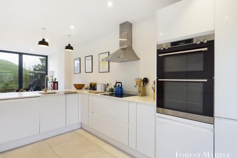 3 bedroom semi-detached house to rent, Oakfield Close, Frome