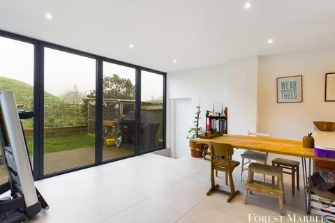 3 bedroom semi-detached house to rent, Oakfield Close, Frome