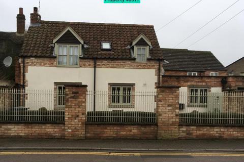 2 bedroom detached house to rent, Crown Street, Oakham, LE15 6AE