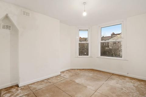 82 Bathurst Gardens, London, NW10 5HY