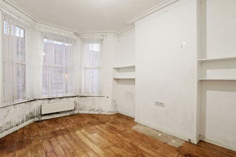 82 Bathurst Gardens, London, NW10 5HY