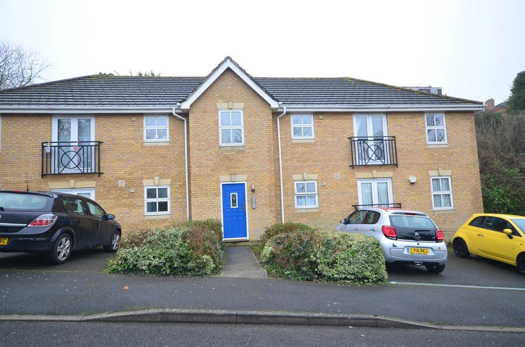 Harriet Drive Rochester ME1 2 bed apartment £1,150 pcm (£265 pw)