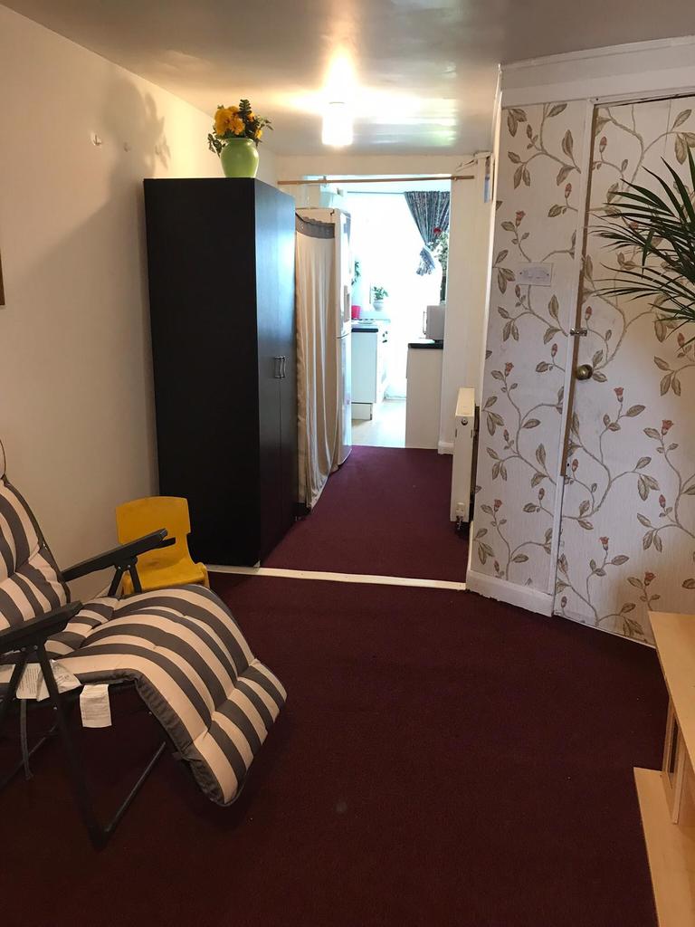Philip Avenue, Romford, Essex, RM7 Terraced house £1,100 pcm (£254 pw)