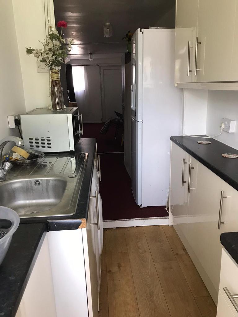Philip Avenue, Romford, Essex, RM7 Terraced house £1,100 pcm (£254 pw)