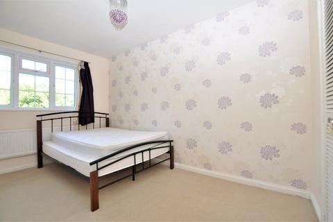 3 bedroom terraced house to rent, Findlay Drive, Guildford, Surrey, GU3