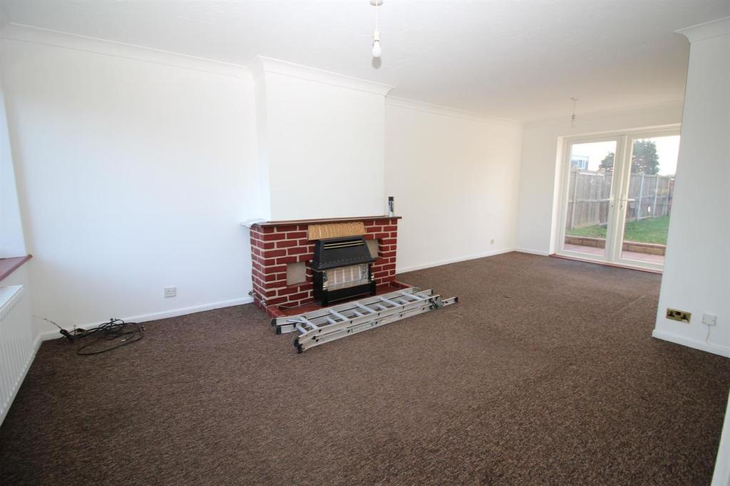 Coopers Lane, ClactononSea 3 bed semidetached house £1,100 pcm (£