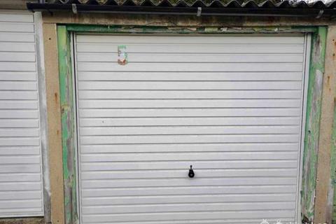 Garage to rent - Bycullah Road, Enfield EN2