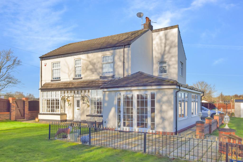 Wilmere Lane, Widnes, WA8 5UR 3 bed detached house £500,000