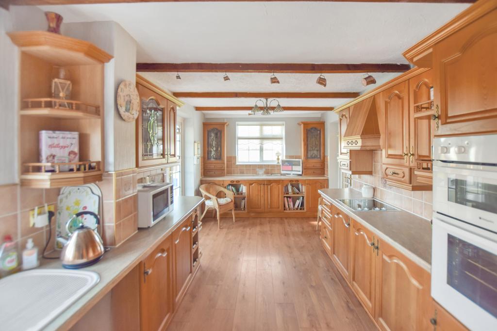 Wilmere Lane, Widnes, WA8 5UR 3 bed detached house £500,000