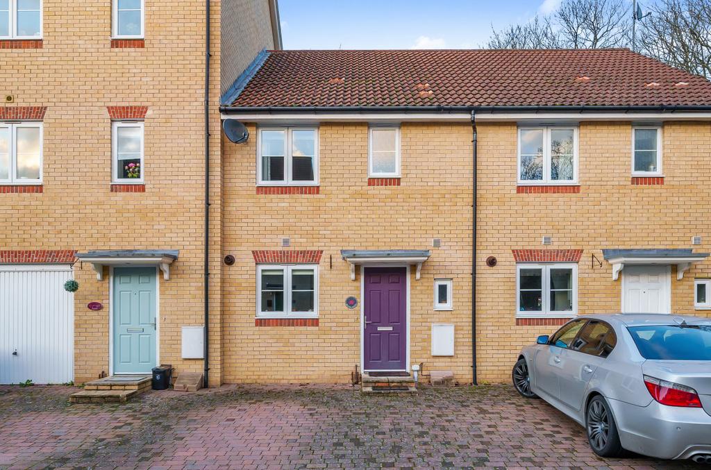 Cranwell Road, Farnborough, Hampshire, GU14 3 bed terraced house for