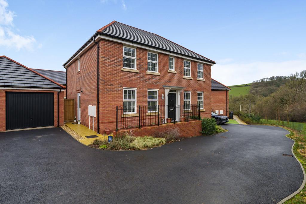 Orchid Close, Pilton, Barnstaple, EX31 4 bed detached house £1,600