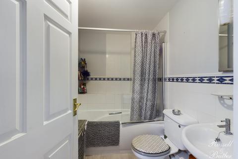 24 Bernardines Way, Buckingham, MK18 1BF
