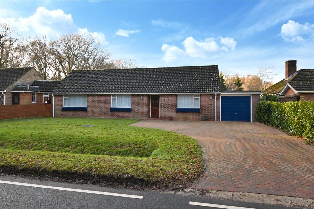 Wolverton Common, Tadley, Hampshire, RG26 3 bed bungalow for sale £