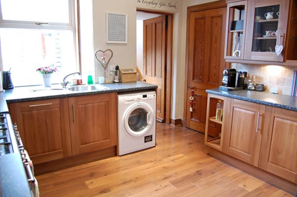 Irvine Place, Aberdeen, AB10 3 bed flat £1,250 pcm (£288 pw)