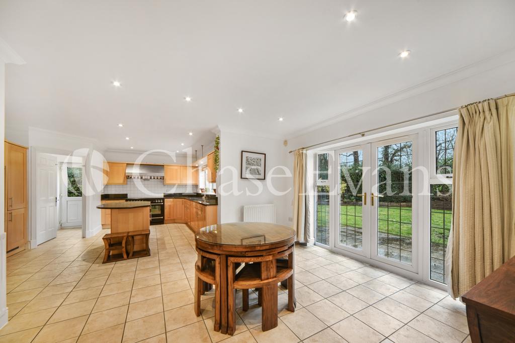 Limewood Close, Langley Park... 5 bed detached house £4,312 pcm (£995 pw)