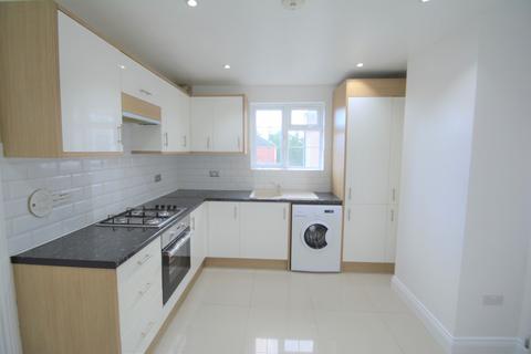 3 bedroom apartment to rent, Hersham Road