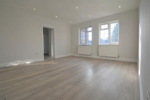 3 bedroom apartment to rent, Hersham Road