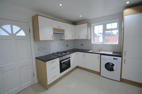 3 bedroom apartment to rent, Hersham Road