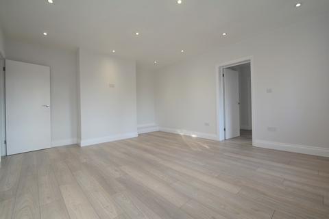 3 bedroom apartment to rent, Hersham Road