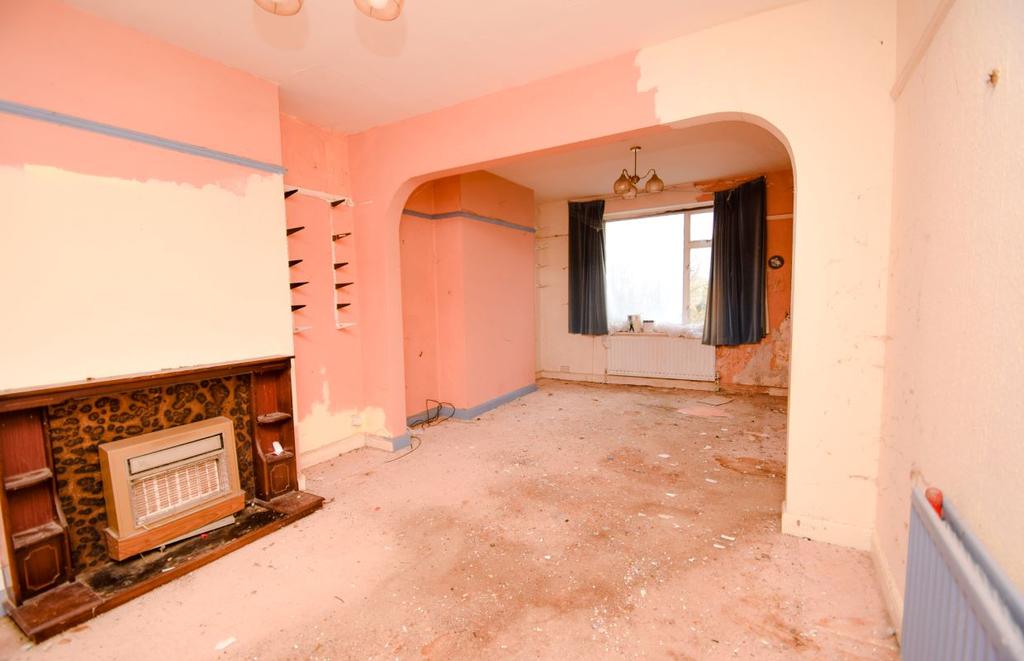 30 Abbey Road, Redditch... 3 bed semidetached house £125,000