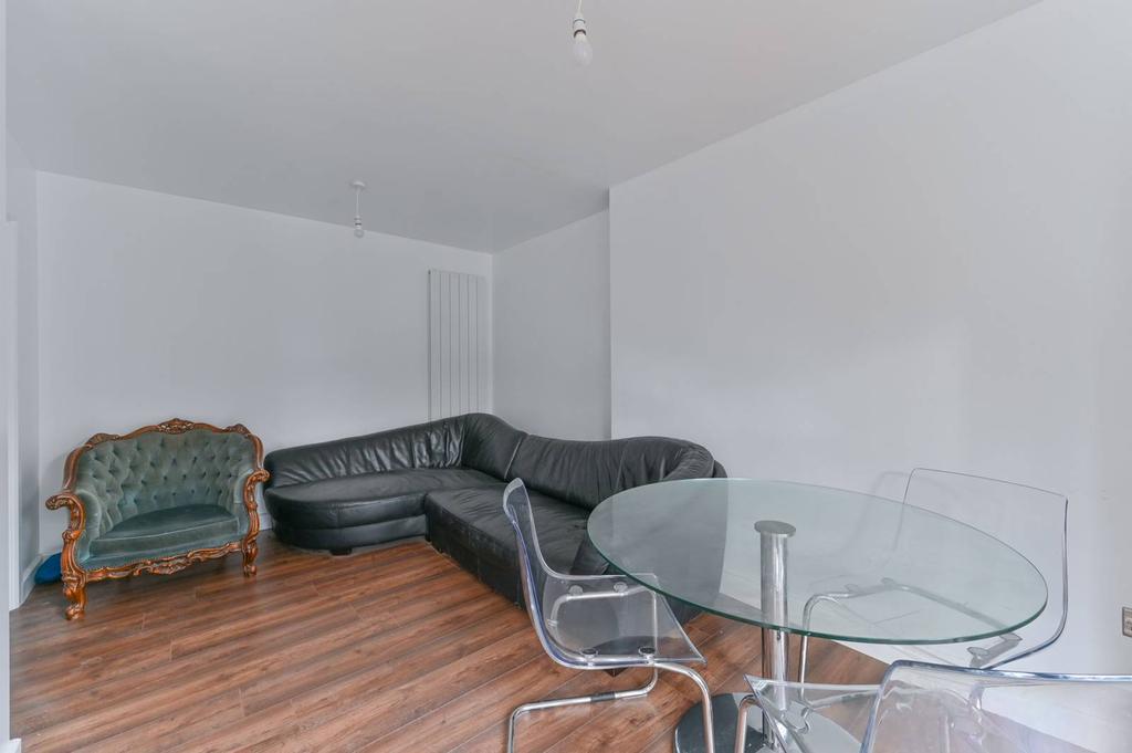 Woodside Way, Croydon, CR0 4 bed terraced house £2,400 pcm (£554 pw)