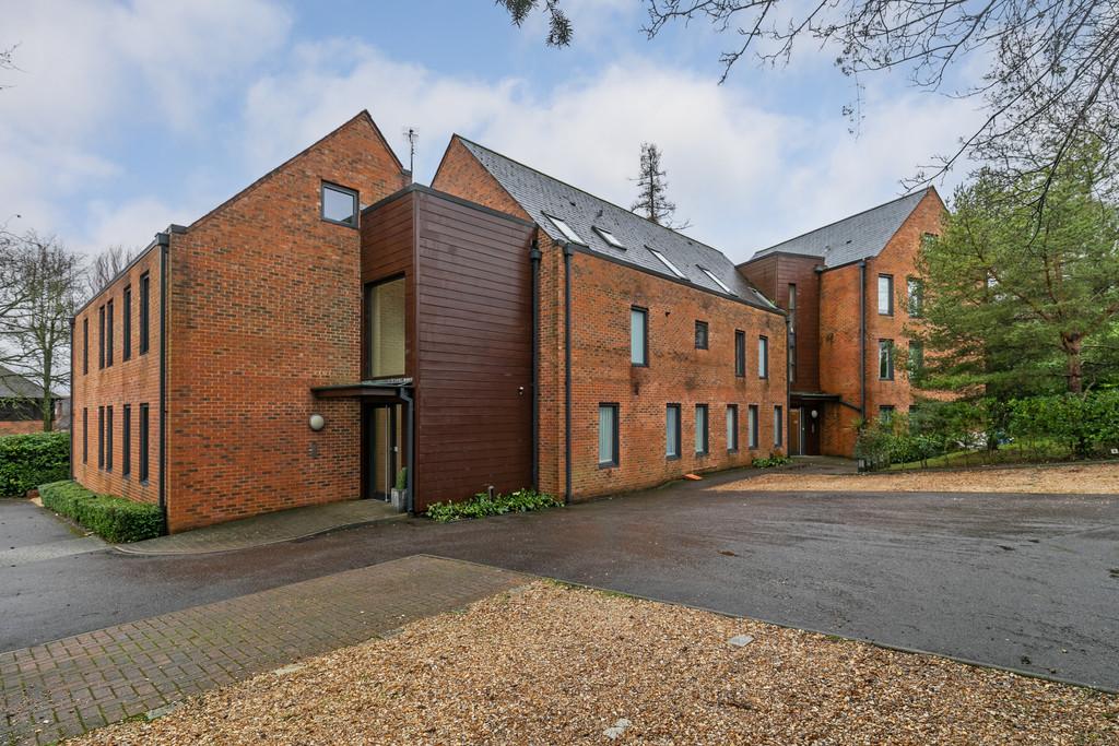 Bereweeke Road, Winchester 2 bed ground floor flat £1,475 pcm (£340 pw)
