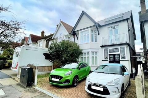 * STONES THROW OF THE BEACH! Crowstone Avenue, Chalkwell Area