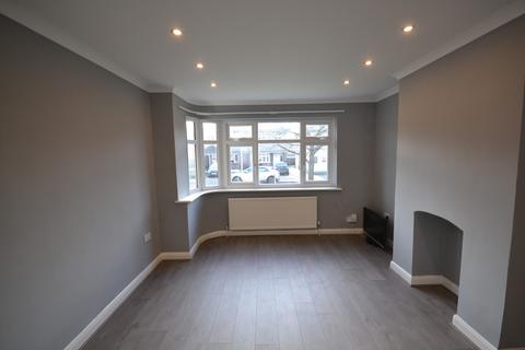 3 bedroom terraced house to rent, Larchwood Avenue, Romford