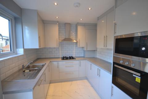 3 bedroom terraced house to rent, Larchwood Avenue, Romford