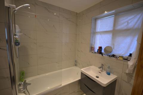3 bedroom terraced house to rent, Larchwood Avenue, Romford