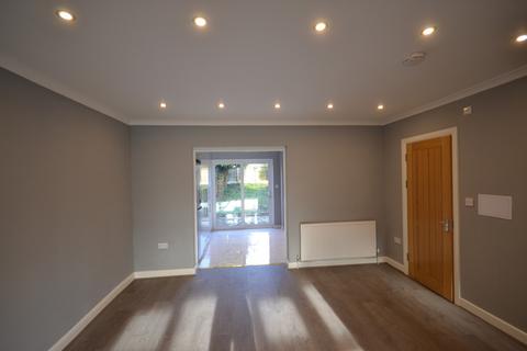 3 bedroom terraced house to rent, Larchwood Avenue, Romford