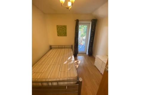 1 bedroom flat to rent, Claude Road, ,