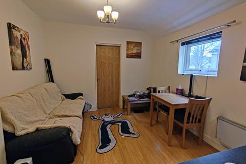 1 bedroom flat to rent, Claude Road, ,