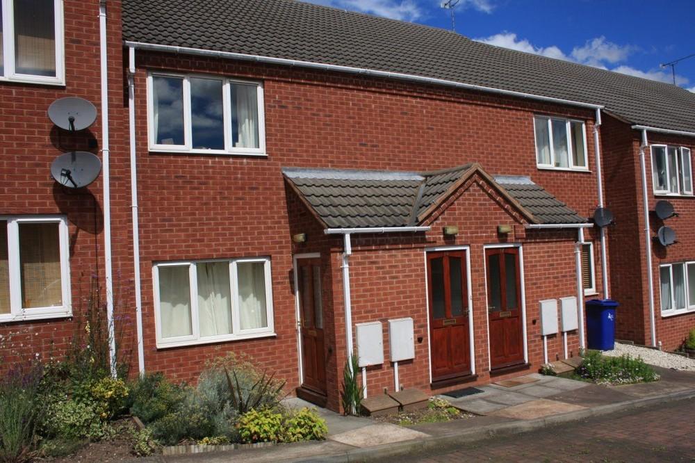 Bridge Court, Hednesford, Cannock... 2 bed flat £625 pcm (£144 pw)