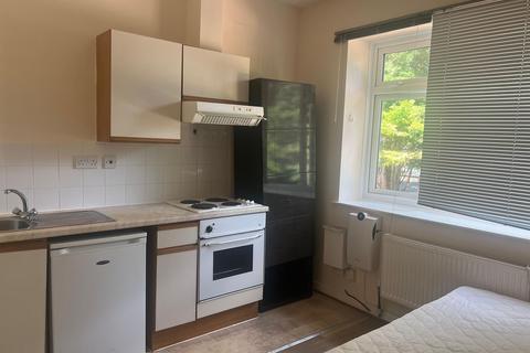 Studio to rent, Alton Gardens, Luton