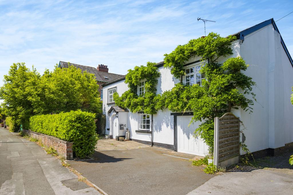 Knutsford Road, Wilmslow, Cheshire, SK9 4 bed detached house for sale £850,000