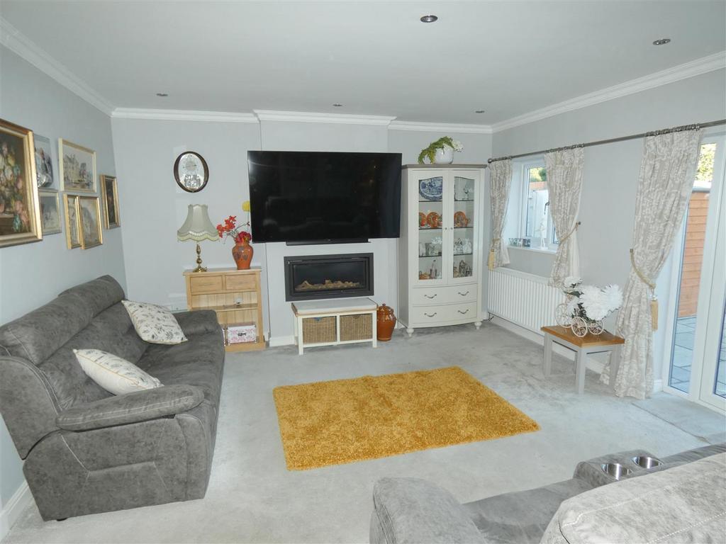 Smithfield Lane, Sandbach 3 bed detached bungalow £399,950