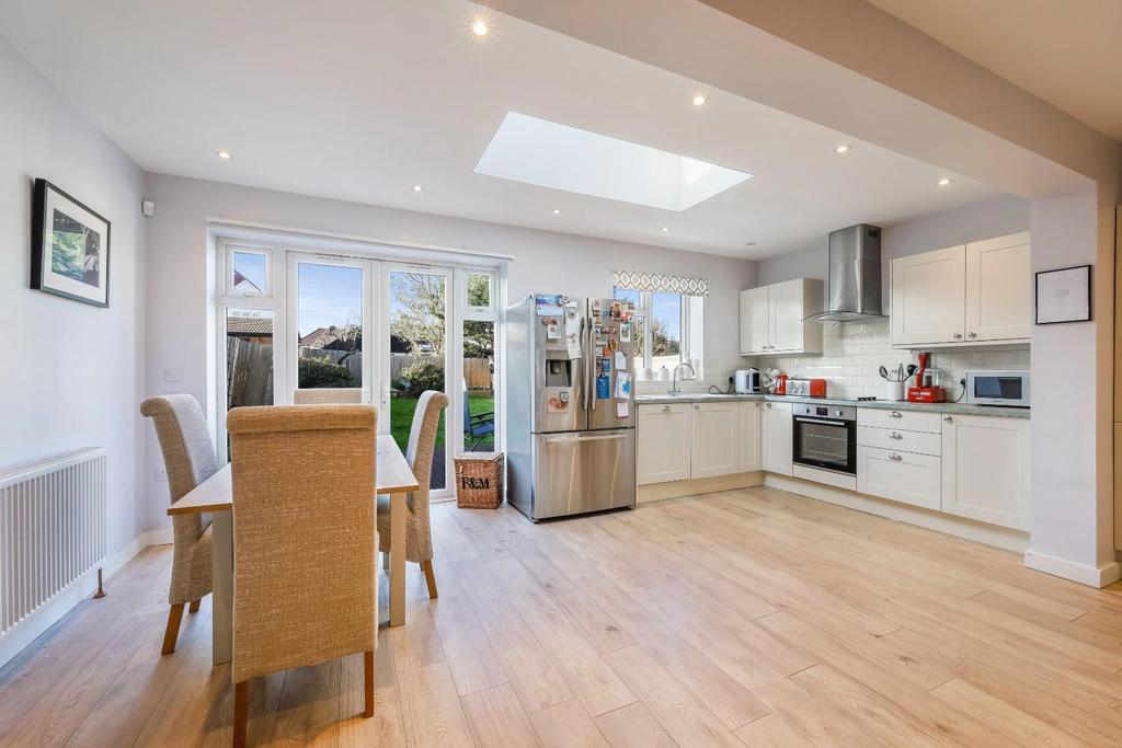 Newbury Gardens, Stoneleigh 3 bed semidetached house £725,000