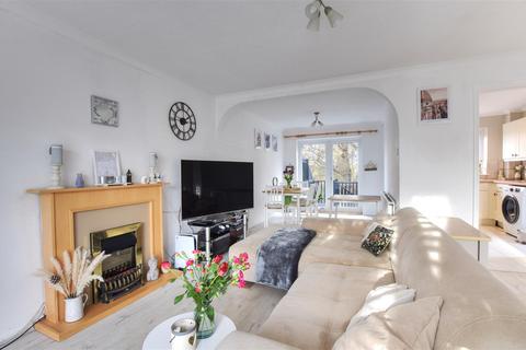 4 bedroom semi-detached house for sale - Ian Close, Bexhill-On-Sea
