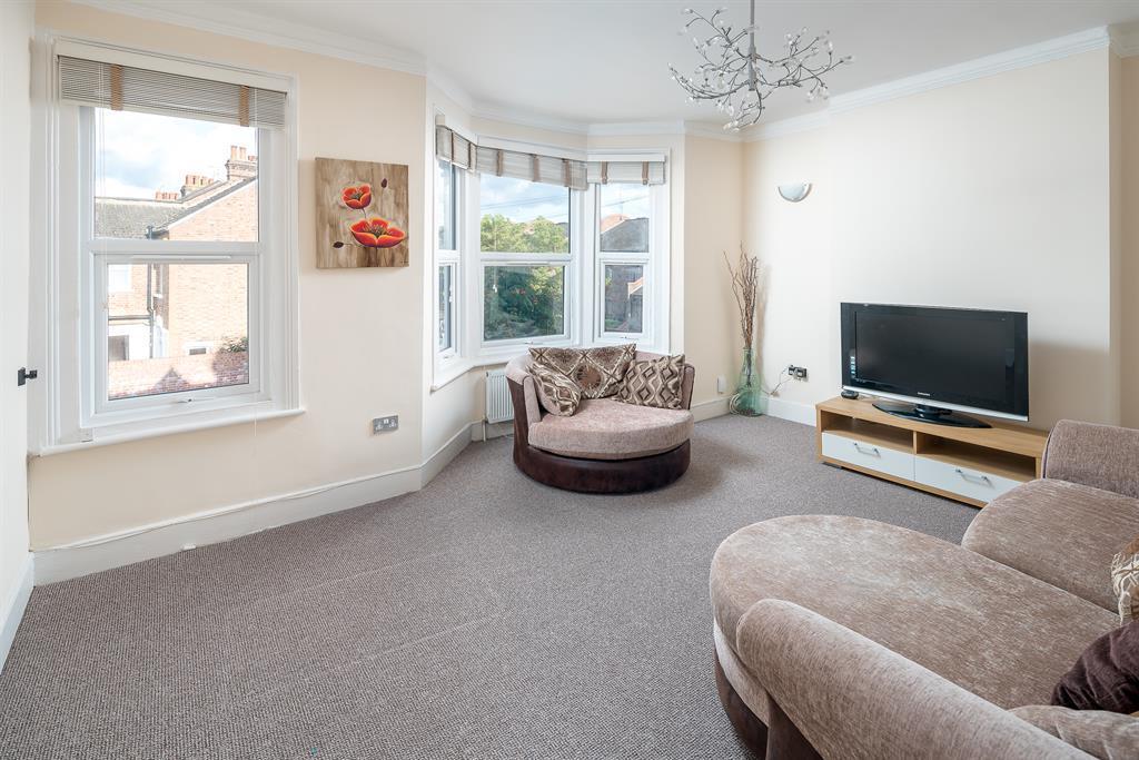 Gloucester Road, London, N17 2 bed flat £1,550 pcm (£358 pw)