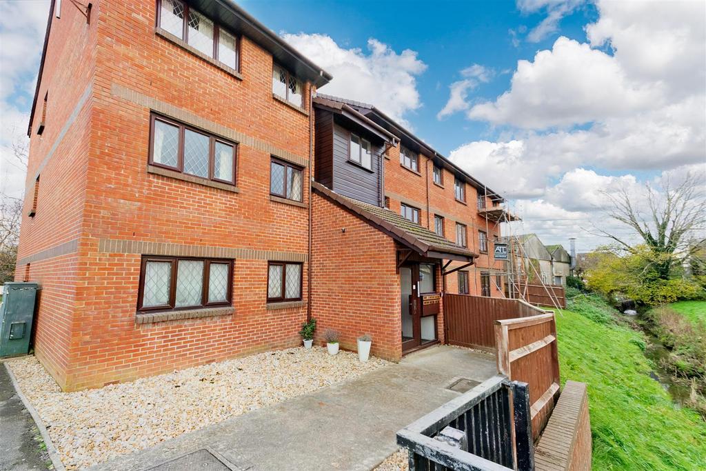 Drum Mead, Petersfield 2 bed flat £875 pcm (£202 pw)