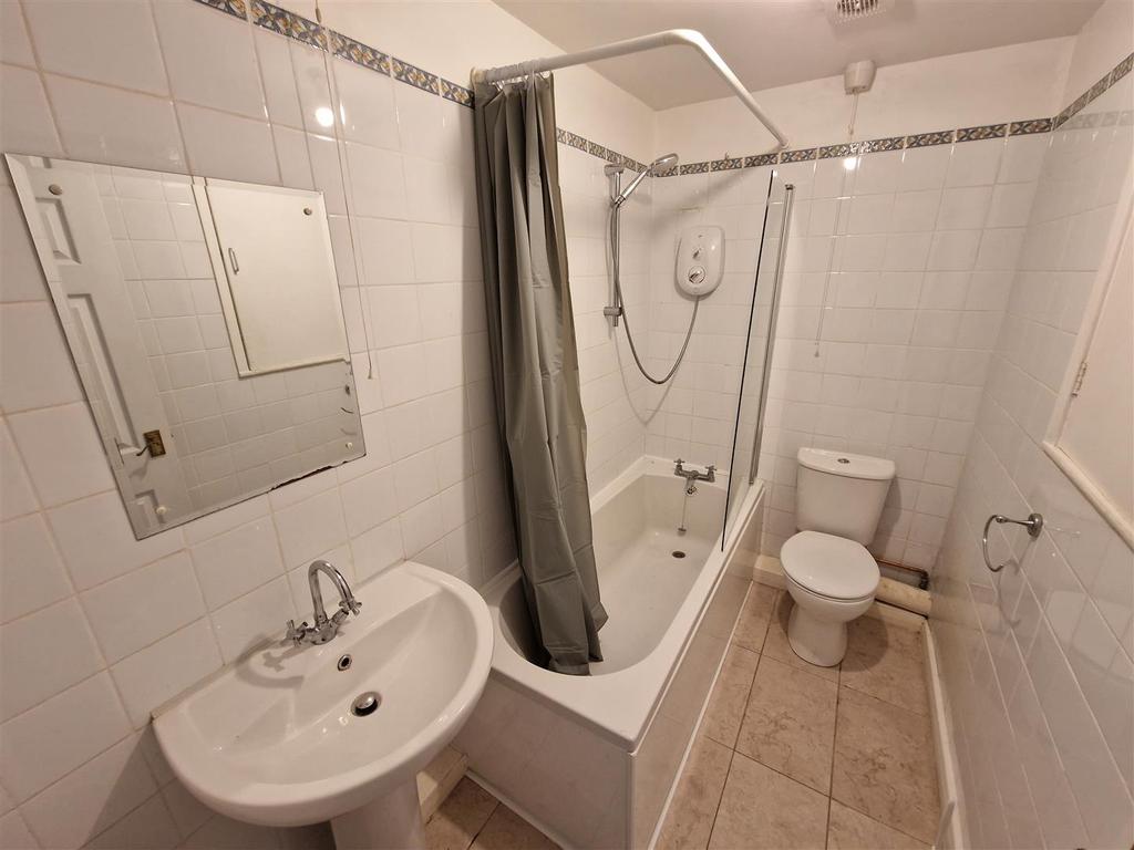 Fleming Way, Flanderwell, Rotherham 2 bed townhouse £675 pcm (£156 pw)