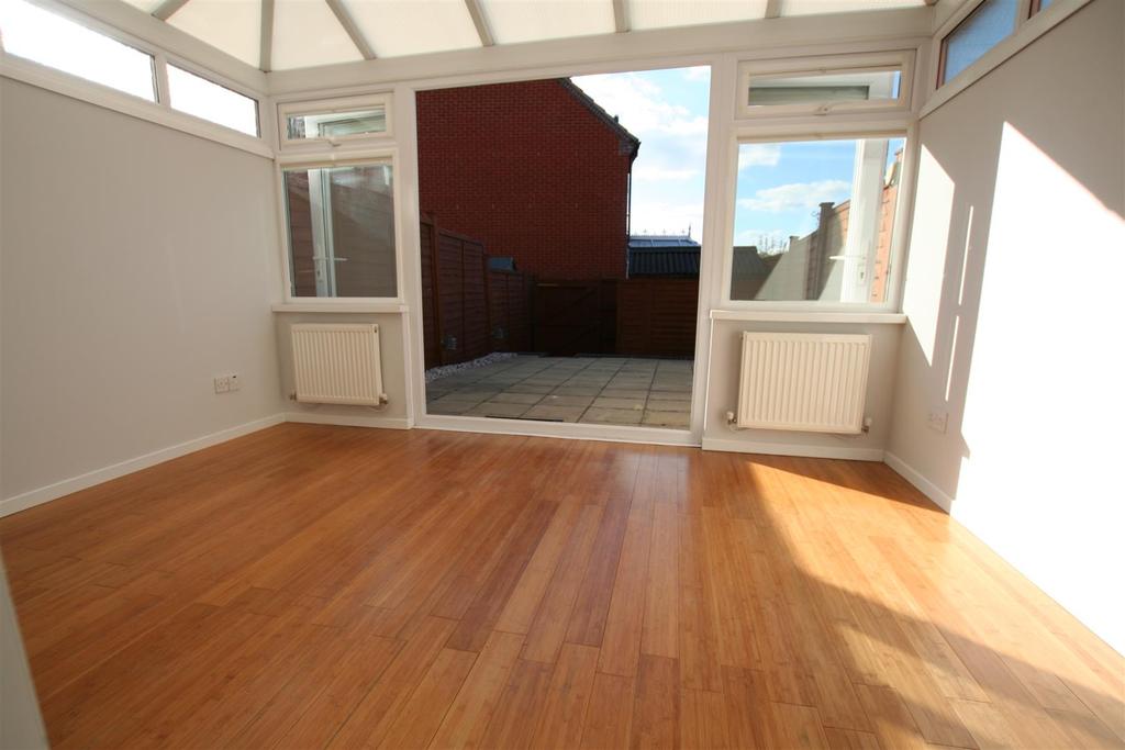 5 Caldy Avenue St Peters Worcester 2 bed house £850 pcm (£196 pw)