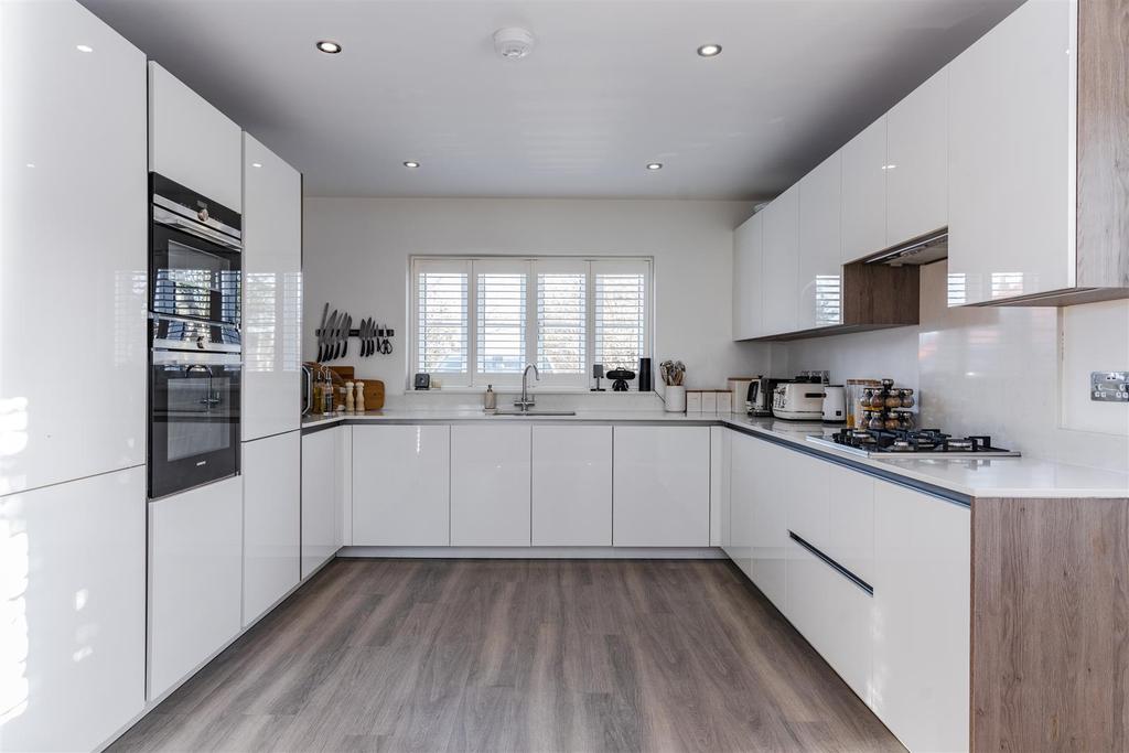Roestock Lane, Colney Heath, St. Albans 3 bed detached house £760,000